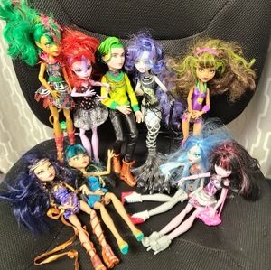 9 Monster High Dolls